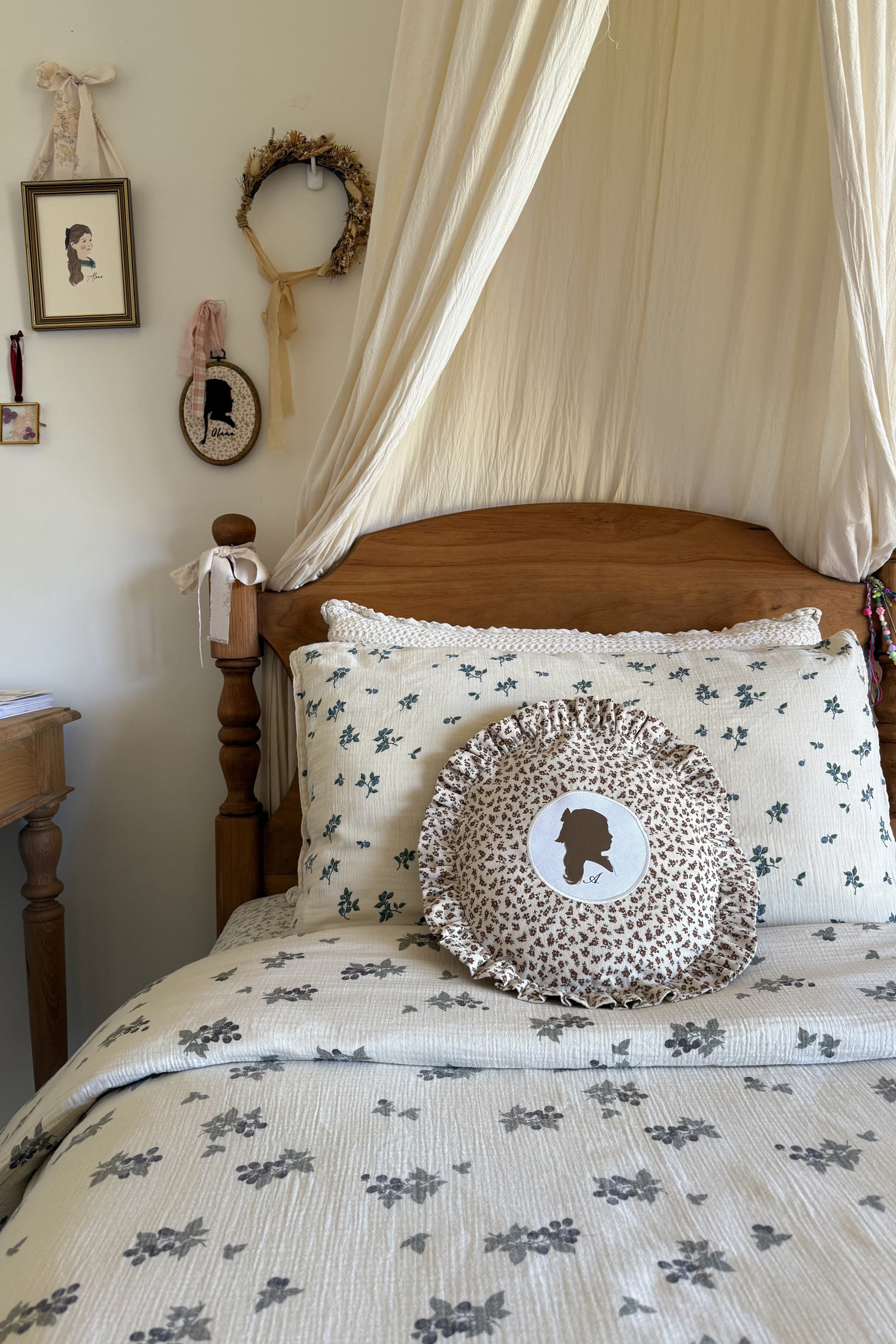 Pillow Samples: Silhouette or Petite Portrait